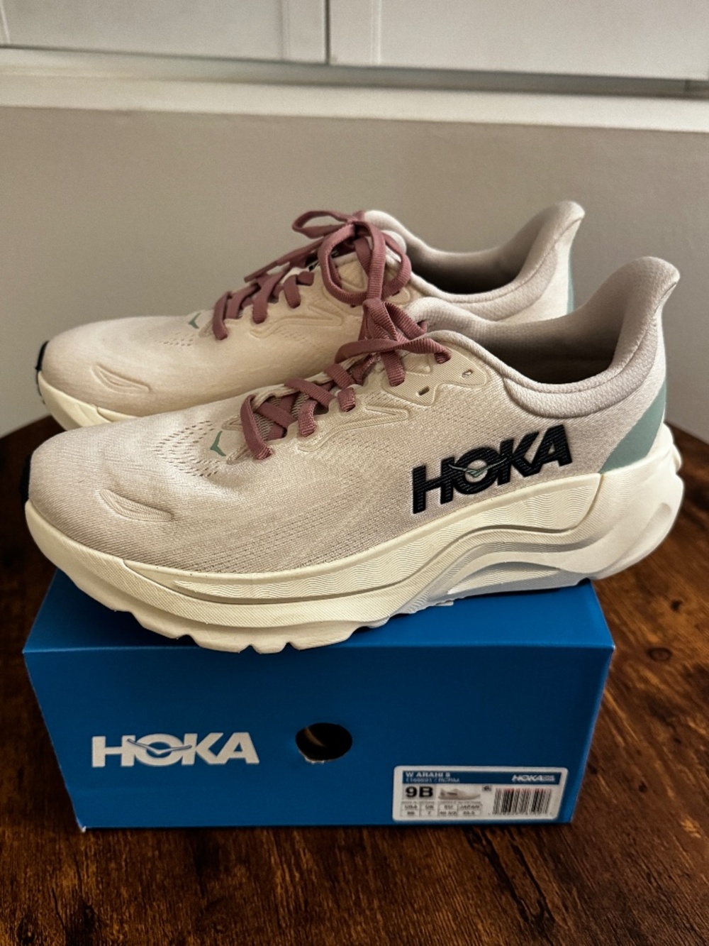 Hoka Arahi 8 size 9 ROSE CREAM / ALABASTER